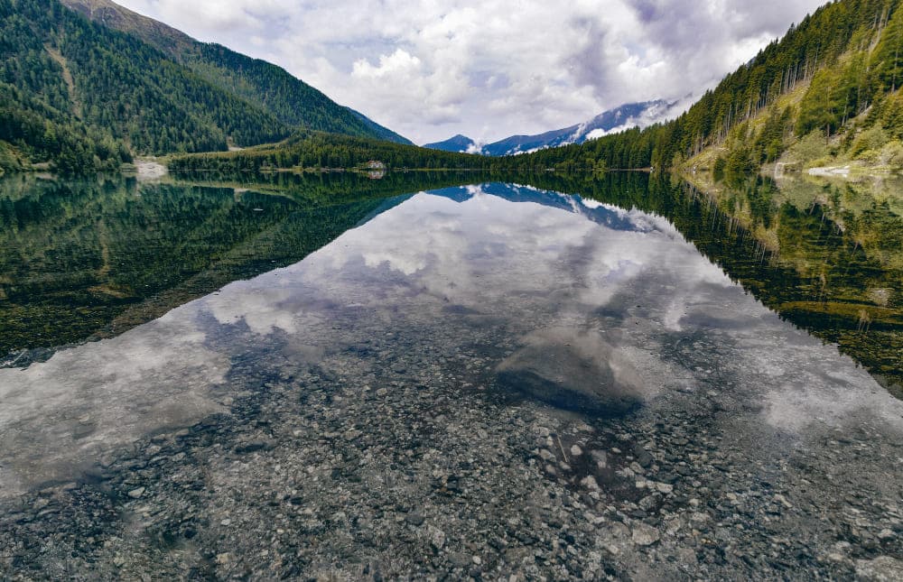 Pasarela de Riaño con las montañas reflejadas en el agua. Mis Casas Rurales.
