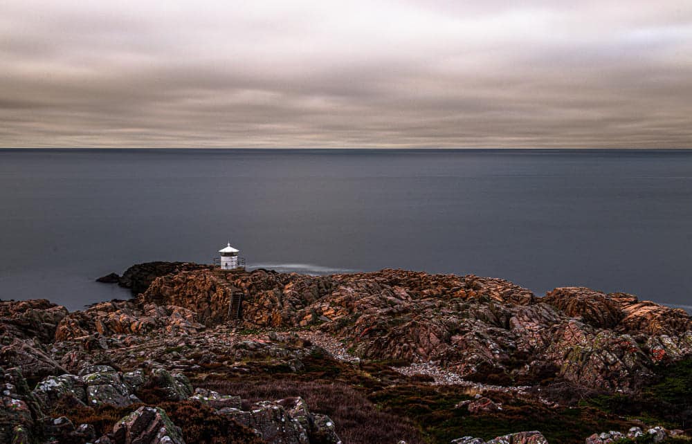 Mirador de Cap de Creus al amanecer, con el mar fundiéndose en el horizonte.