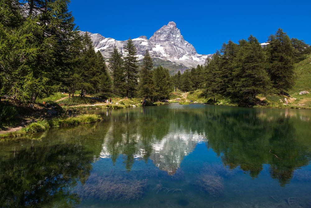 Lago de San Mauricio en el Parque Nacional de Aigüestortes con fondo de Nieve en las montañas - Mis Casas Rurales